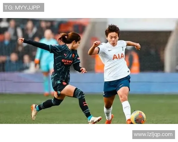 当足球明星的女友也是闪耀明星时的浪漫与挑战